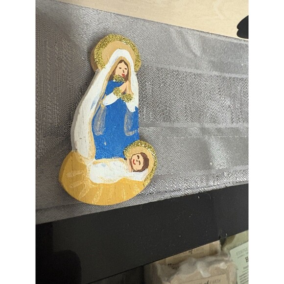 Hand Painted Baby Jesus Mary Pin Brooch Wood - Picture 2 of 4
